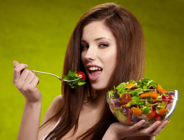 Счастливая здоровая женщина с салатом — стоковое фото