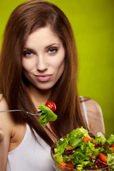 Weibchen von niedlichem Aussehen isst vegetarischen Gemüsesalat — Stockfoto