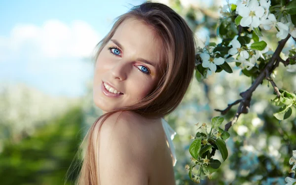 Portret młodej kobiety piękne wiosennych kwiatów na niesamowite ga — Zdjęcie stockowe