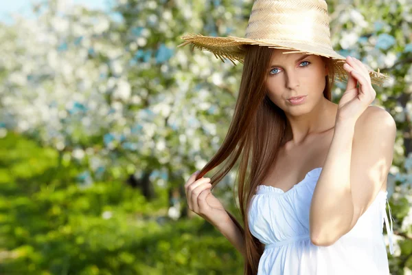 Portret van jonge mooie vrouw in Lentebloemen over geweldige ga — Stockfoto