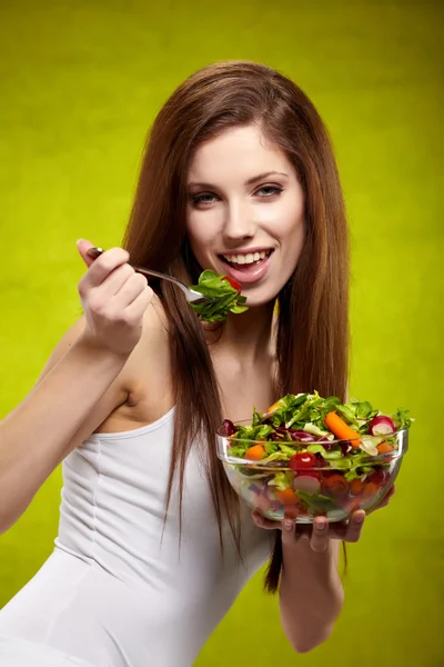 Žena roztomilý vzhled jí zeleninový vegetariánský salát — Stock fotografie