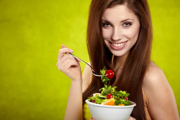 Den vackra glada unga kvinnan har frukost sallad — Stockfoto