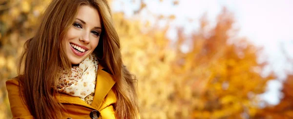 Hermosa mujer elegante en el parque de otoño —  Fotos de Stock