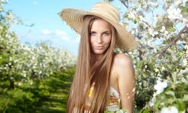 Vacker kvinna står nära äppelträdet — Stockfoto
