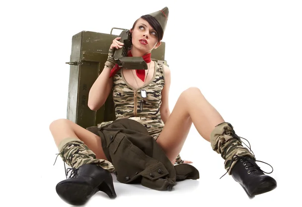 Όμορφη κοπέλα με στρατιωτικά ρούχα. Studio που γυρίστηκε — Φωτογραφία Αρχείου