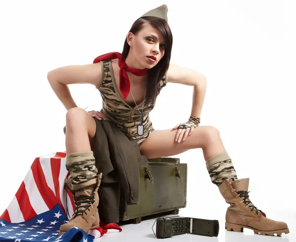 군사 옷을 입고 아름 다운 소녀입니다. 스튜디오 촬영 — 스톡 사진