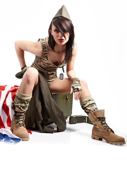 Bella ragazza in abiti militari. studio girato — Foto Stock