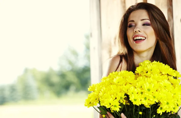 Прекрасная весенняя женщина с цветами — стоковое фото
