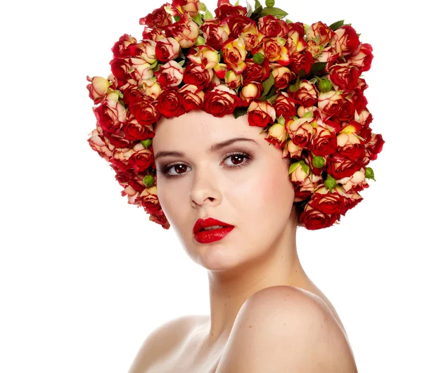 Portrait de jeune belle femme avec des roses dans les cheveux, sur blanc b — Photo