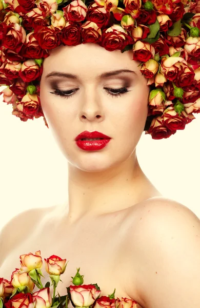 Bella ragazza con acconciatura di fiori di rosa — Foto Stock