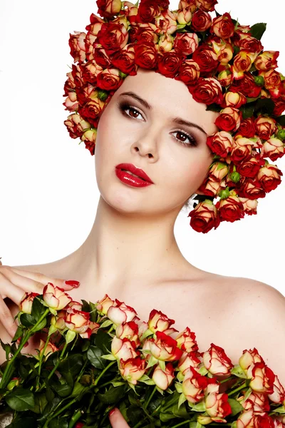 Портрет молодої красивої жінки з трояндою у волоссі, на білому ба — стокове фото
