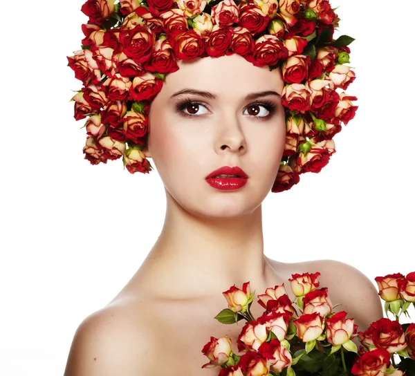 Portrét mladé krásné ženy s růží ve vlasech, na bílé ba — Stock fotografie