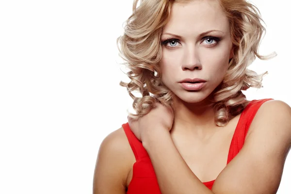 Vacker blond flicka i röd klänning — Stockfoto