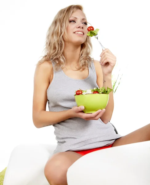 Здоровый образ жизни - улыбающаяся женщина с овощным салатом на белом — стоковое фото