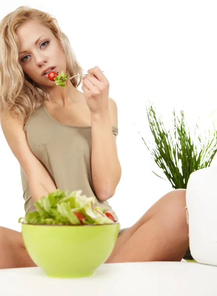 Mode de vie sain - femme souriante avec salade de légumes sur blanc — Photo