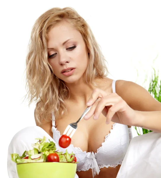 Женщина с салатом изолированы на белом — стоковое фото