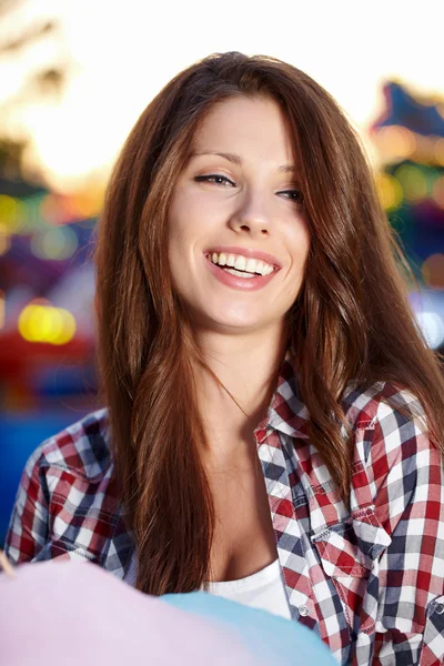 Mulher com fio dental de doces no lunapark — Fotografia de Stock