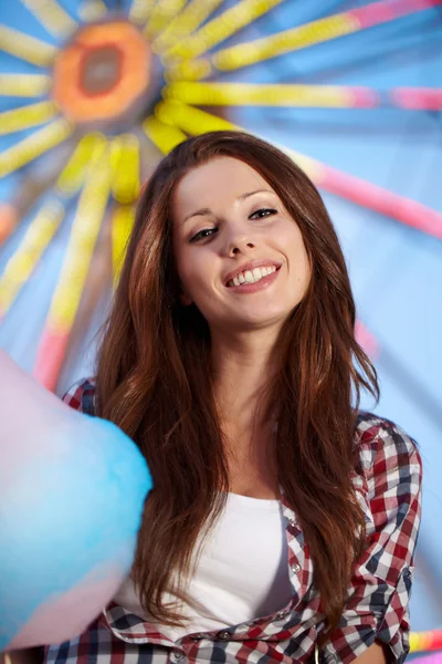 Mujer sonriente en el parque de atracciones . — Foto de Stock