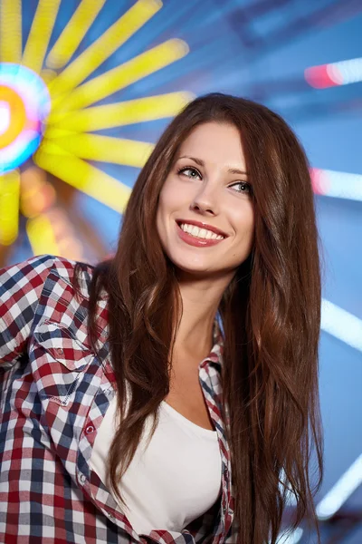 Mulher sorridente no parque de diversões . — Fotografia de Stock