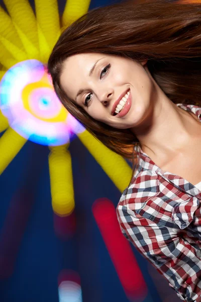 Vrouw volgende amusementspark 's nachts — Stockfoto