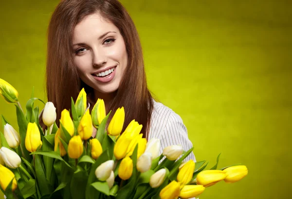 Žena s barevnými Tulipán kytice — Stock fotografie