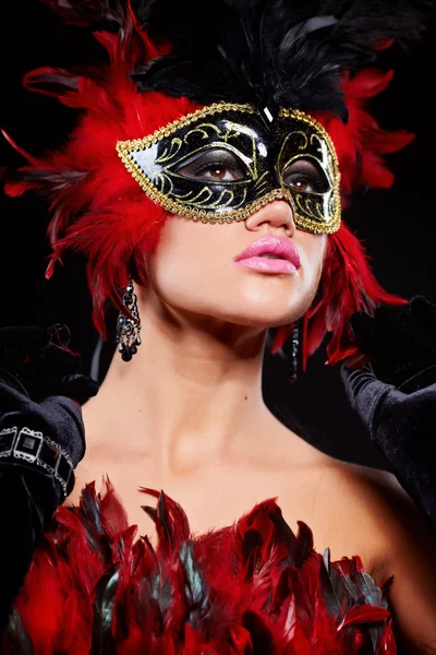Красивая женщина в маске — стоковое фото