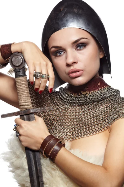 Retrato de uma cavaleira medieval em armadura — Fotografia de Stock