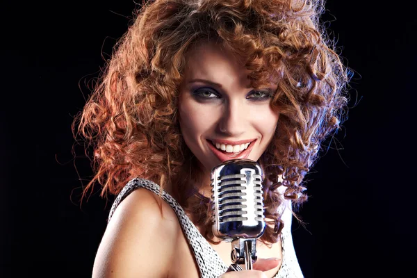 Ritratto di ragazza glamour con canto di Mike — Foto Stock