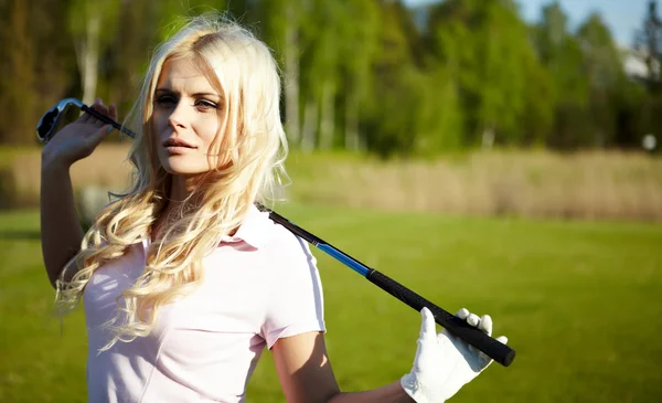 打高尔夫球的绿色优雅女人肖像 — 图库照片