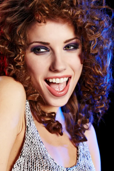 Atractivo retrato de mujer sonriente sobre fondo negro —  Fotos de Stock