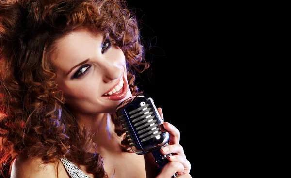 Portret van een glamoureus meisje met mike zingend lied — Stockfoto