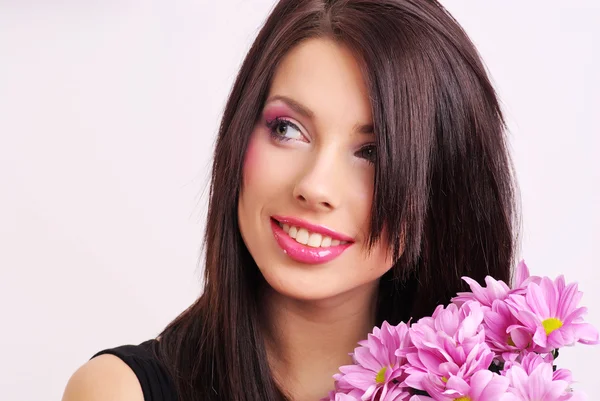 若い女性の顔の花を持つ — ストック写真