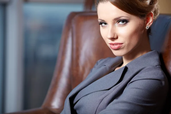 Молодая сексуальная деловая женщина в современном офисе . — стоковое фото