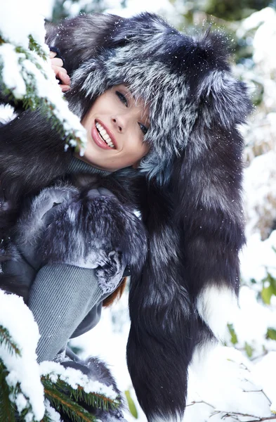 Piękna kobieta w zimowym drewnem — Zdjęcie stockowe