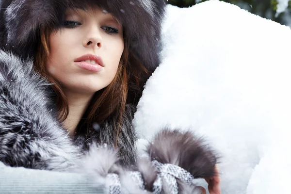 Krásná žena v zimě dřevo — Stock fotografie