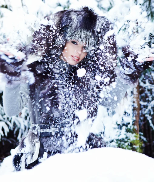 겨울 나무에 아름 다운 여자 — 스톡 사진