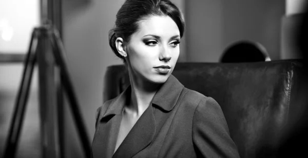 Portré, fiatal üzleti nő egy irodában — Stock Fotó