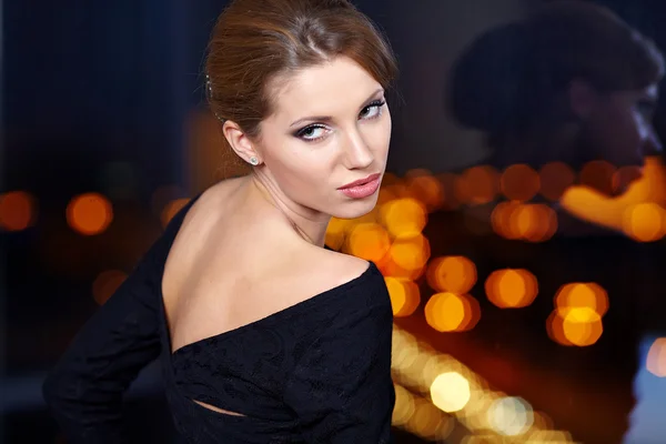 Gece şehir ba binalar üzerinde duran genç ellegant kadın — Stok fotoğraf