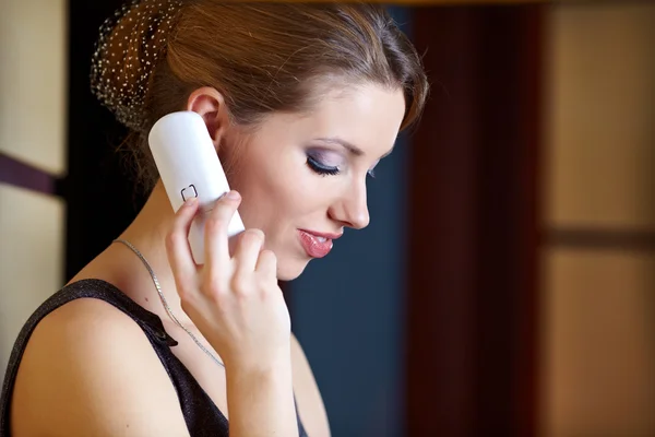 Uma jovem flertando e conversando ao telefone — Fotografia de Stock
