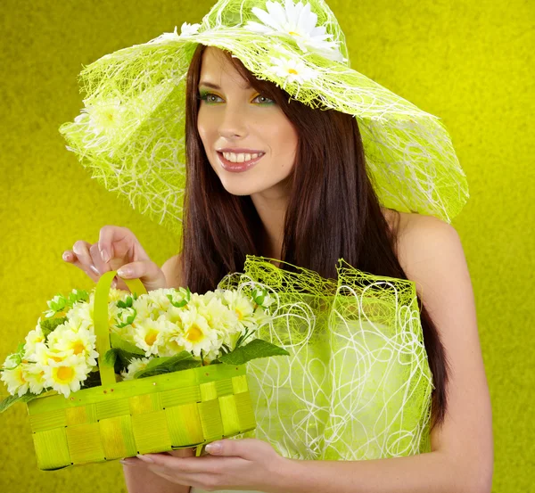 Hermoso retrato de mujer de primavera. concepto verde — Foto de Stock