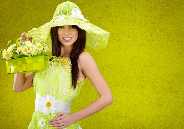 Прекрасный весенний женский портрет. зеленая концепция — стоковое фото