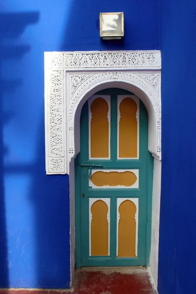 Цветные двери в пустыне, Марокко — стоковое фото
