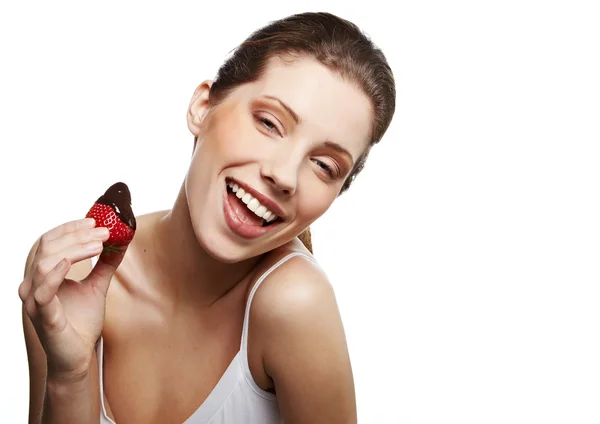 Χαμογελαστή γυναίκα με φράουλα και σοκολάτα — Φωτογραφία Αρχείου