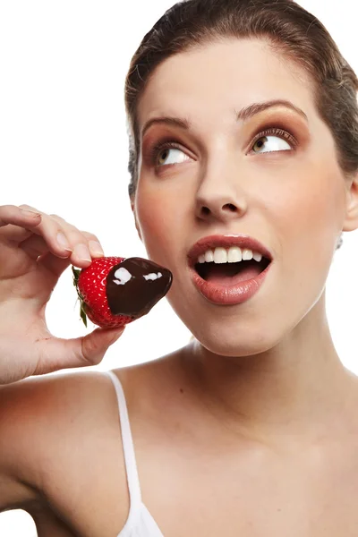 Leende kvinna med jordgubbar i choklad — Stockfoto