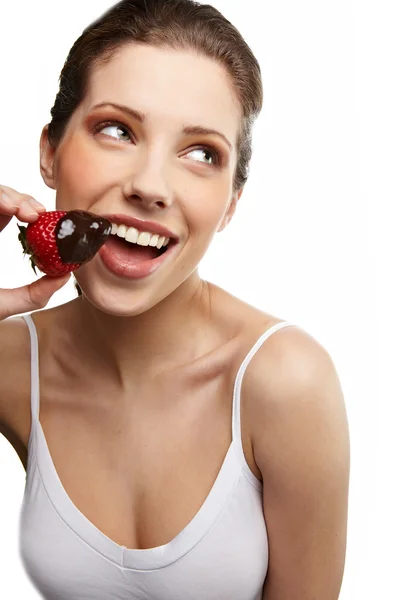 イチゴのチョコレートを持つ女性の笑みを浮かべてください。 — ストック写真