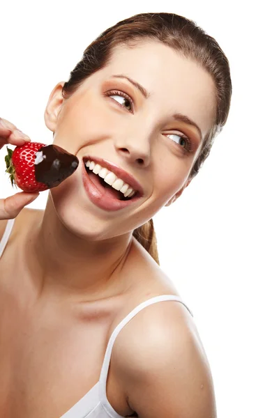 Mulher sorridente com morango no chocolate — Fotografia de Stock