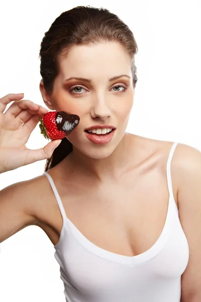 Lächelnde Frau mit Erdbeere in Schokolade — Stockfoto