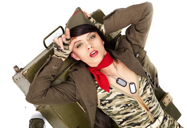 Pin-up imagem de sexy linda morena em forma militar — Fotografia de Stock