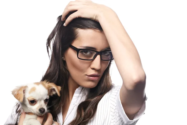 Mooie jonge brunette vrouw met haar hond — Stockfoto