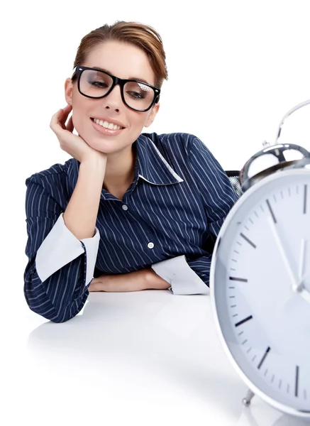 Портрет відповідальної жінки з годинником в офісі — стокове фото